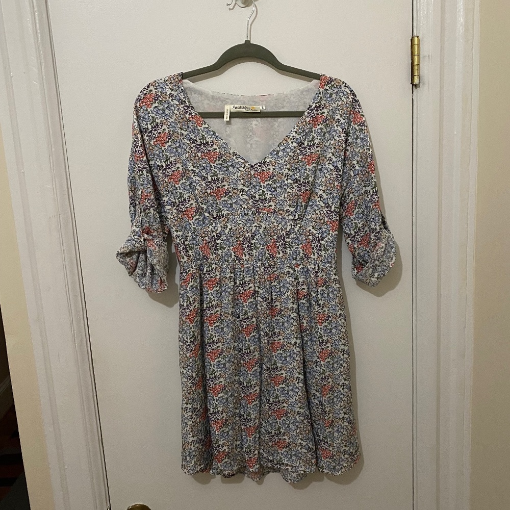 Three-quarter sleeve v-neck white floral dress